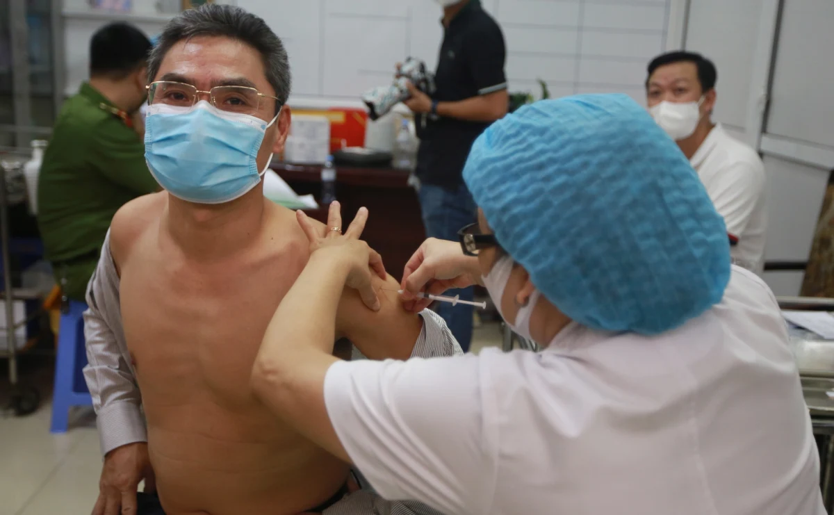 Ponad dwa tysiące dodatkowych medyków skierowano do pracy w wietnamskim mieście Ho Chi Minh, które walczy z rosnącą liczbą zakażeń wariantem Delta koronawirusa. Przedstawiciel WHO w Hanoi ocenił, że to, co wydarzy się w najbliższych tygodniach, będzie kluczowe dla kontroli sytuacji epidemicznej.