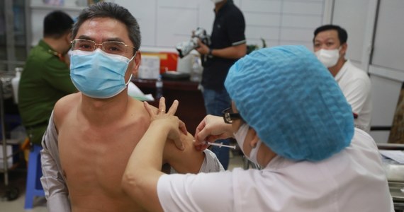 Ponad dwa tysiące dodatkowych medyków skierowano do pracy w wietnamskim mieście Ho Chi Minh, które walczy z rosnącą liczbą zakażeń wariantem Delta koronawirusa. Przedstawiciel WHO w Hanoi ocenił, że to, co wydarzy się w najbliższych tygodniach, będzie kluczowe dla kontroli sytuacji epidemicznej.