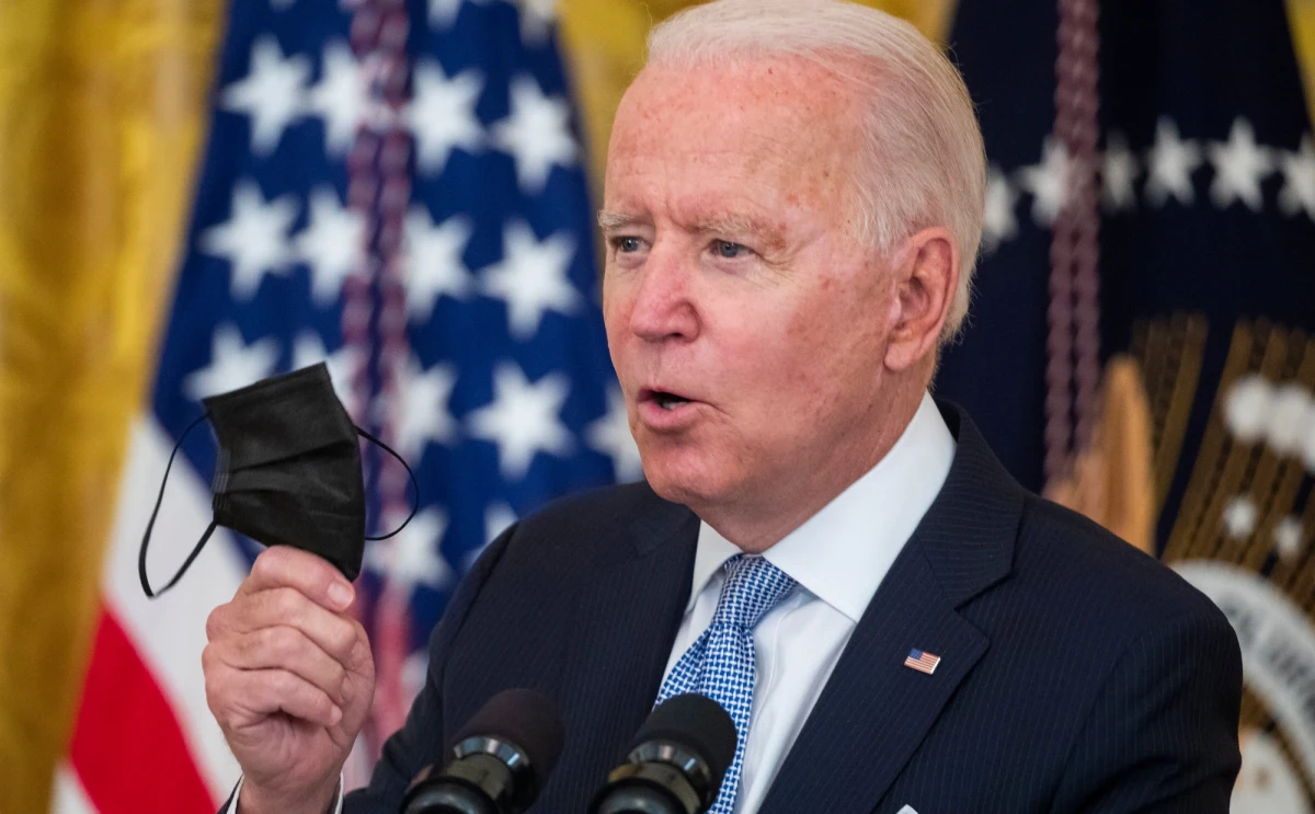 Prezydent USA Joe Biden ogłosił w czwartek, że pracownicy administracji federalnej i usługodawcy będą musieli przedstawić dowód szczepienia przeciwko Covid-19 lub poddawać się regularnym testom. Zmiany obejmą ponad 4 miliony pracowników.