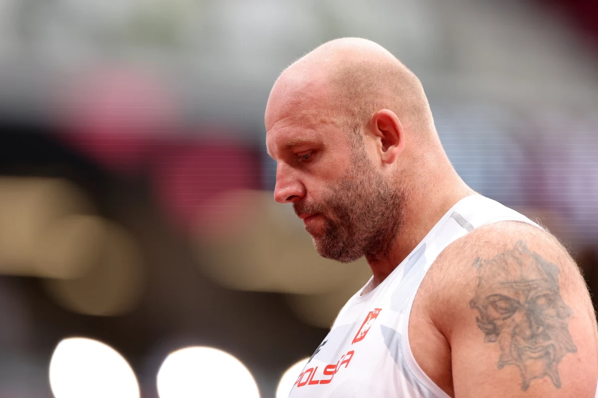 Źle dla Polaków rozpoczęła się rywalizacja lekkoatletów na igrzyskach olimpijskich w Tokio. Nasza legenda rzutów dyskiem – Piotr Małachowski – odpadł w eliminacjach. To było olimpijskie pożegnanie naszego znakomitego lekkoatlety, który za nieco ponad miesiąc zakończy karierę podczas Memoriału Kamili Skolimowskiej. W finale nie zobaczymy też naszego drugiego reprezentanta -  Bartłomiej Stój zajął 14. miejsce.