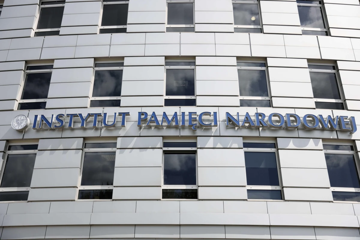 Nie żyje były stalinowski sędzia Stefan Michnik - informuje Polska Agencja Prasowa. Ciążyły na nim zarzuty popełnienia w latach 1952-53 zbrodni komunistycznych, które polegały na wydaniu m.in. bezprawnych wyroków śmierci. Śledztwo w jego sprawie prowadził pion śledczy IPN. Informację o śmierci byłego sędziego zamieścił w nekrologu jego przyrodni brat Adam Michnik.
