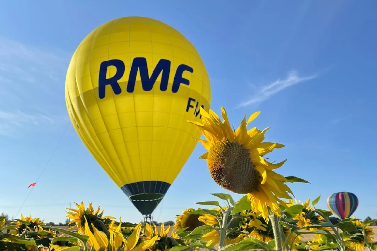 Balony reprezentujące RMF FM i Małopolskę znów będą dziś szybować po francuskim niebie. Ekipy biorą udział w największym na świecie zlocie miłośników balonów załogowych z 69 krajów w Chambley w Lotaryngii. Uczestnikom imprezy poprawił się humor, bo warunki atmosferyczne są lepsze i udało się w końcu zorganizować nocny pokaz podświetlanych balonów.