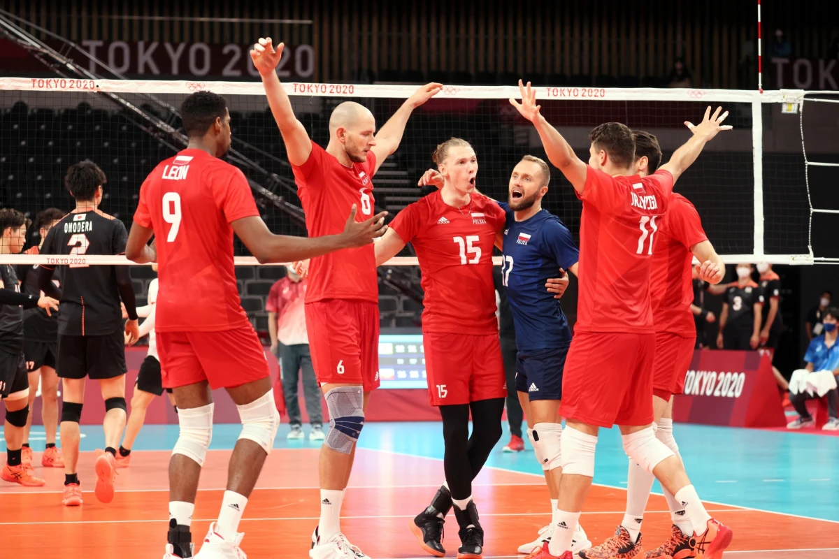 Siatkówka na igrzyskach olimpijskich w Tokio. Reprezentacja Polski wygrała z Japonią 3:0 i zapewniła sobie awans do ćwierćfinału turnieju olimpijskiego. Biało-czerwoni są liderami grupy A. Ostatni mecz tej fazy rozgrywek rozegrają w niedzielę z Kanadą. 