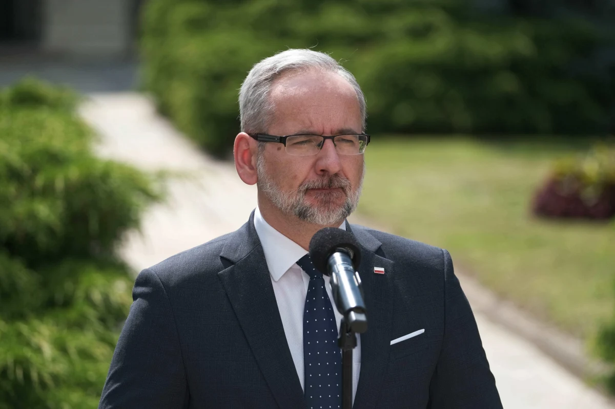 Spodziewamy się, że w połowie sierpnia nastąpi pewne przyspieszenie zakażeń. Najbardziej czarny scenariusz mówi, że będziemy mieli 15 tys. zakażeń dziennie na koniec września lub na początku października – powiedział "Faktowi" szef Ministerstwa Zdrowia Adam Niedzielski. Jak dodał, regiony, które będą słabiej wyszczepione, będą bardziej narażone na wprowadzanie obostrzeń. W tym kontekście wymienił pięć województw. 