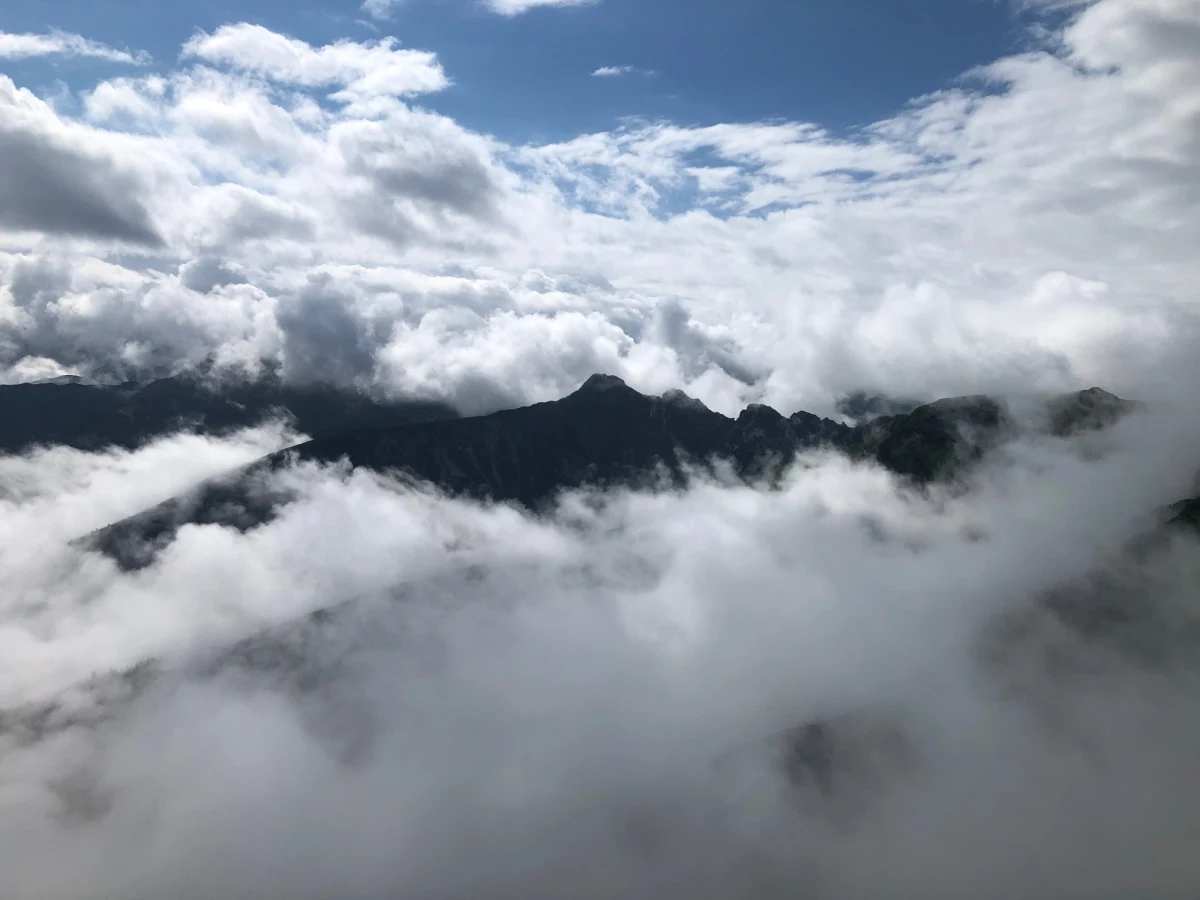 Tatry można podziwiać z daleka i z bliska. Nasz reporter Maciej Pałahicki z przewodnikiem tatrzańskim, świetnym biegaczem górskim i narciarzem wysokogórskim - Przemkiem Sobczykiem, postanowili przybliżyć Wam te widoki i wybrali się na najbardziej charakterystyczną tatrzańska górę - Giewont.