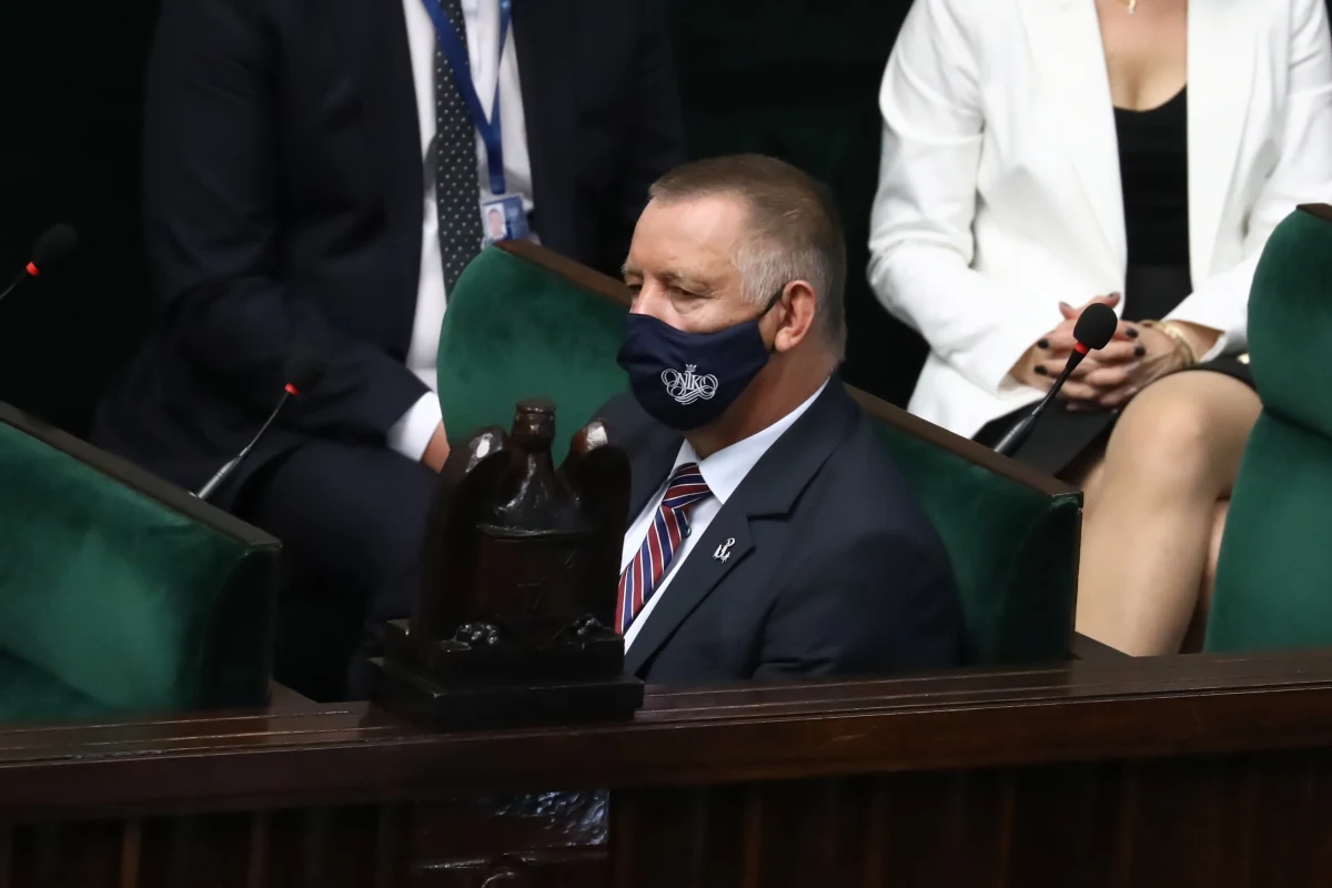 "Do NIK wpłynęło pismo Marszałek Sejmu Elżbiety Witek z wnioskiem o uchylenie mi immunitetu" - poinformował na Twitterze Marian Banaś. 