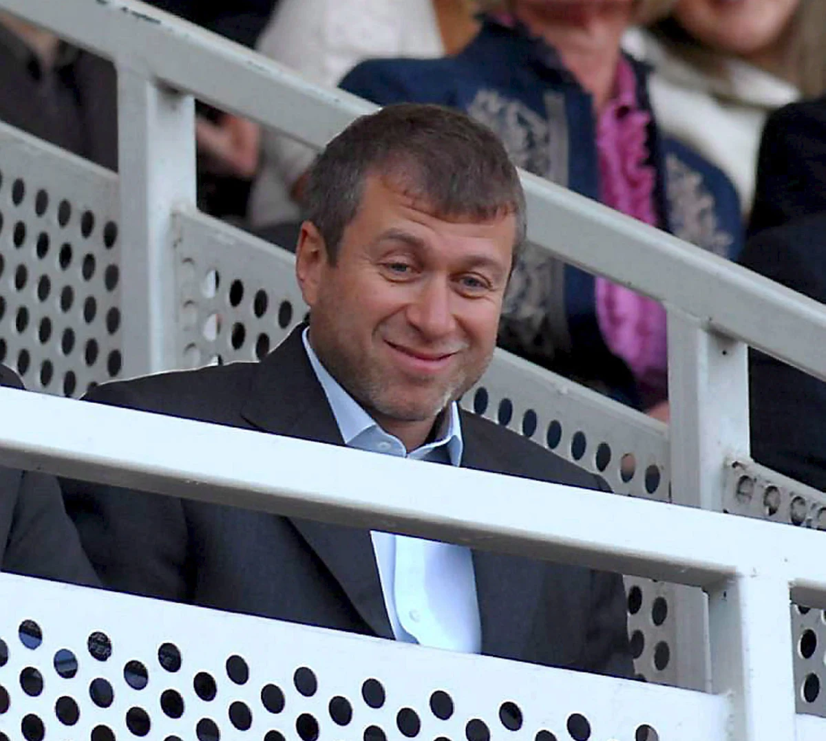 Rosyjski oligarcha i właściciel londyńskiego klubu piłkarskiego Chelsea Roman Abramowicz pozwał do sądu autorkę i wydawcę książki "Ludzie Putina". Domaga się od nich odszkodowania i przeprosin.