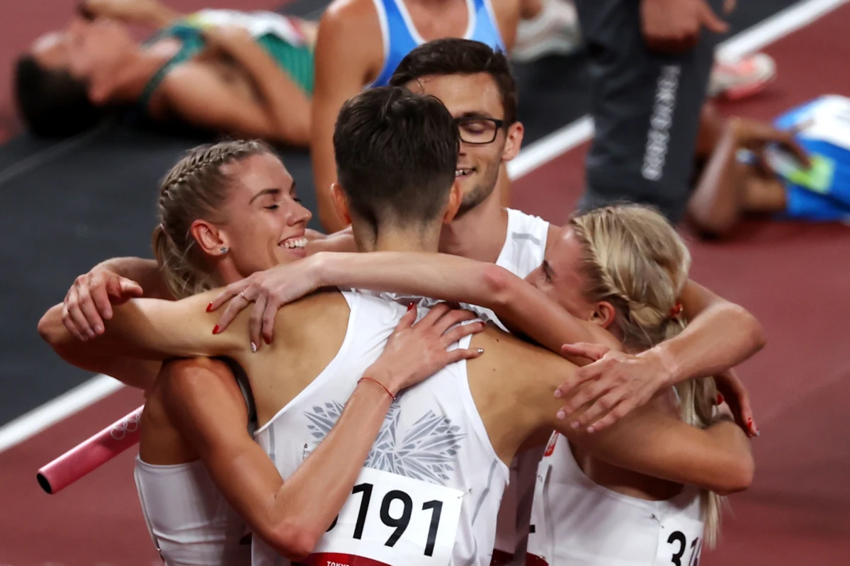Dariusz Kowaluk, Iga Baumgart-Witan, Małgorzata Hołub-Kowalik i Kajetan Duszyński czasem 3.10,44 poprawili rekord Europy i awansowali do finału biegu na 4x400 m sztafety mieszanej w igrzyskach olimpijskich w Tokio. Walka o medale w sobotę.
