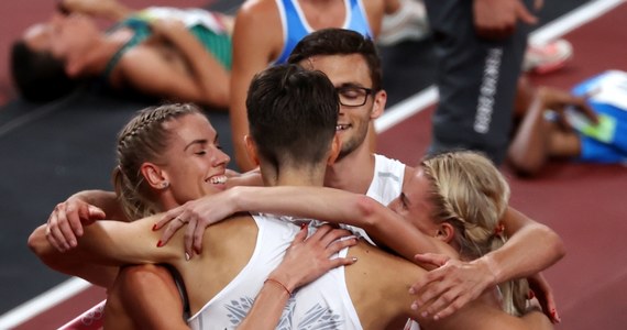 Dariusz Kowaluk, Iga Baumgart-Witan, Małgorzata Hołub-Kowalik i Kajetan Duszyński czasem 3.10,44 poprawili rekord Europy i awansowali do finału biegu na 4x400 m sztafety mieszanej w igrzyskach olimpijskich w Tokio. Walka o medale w sobotę.