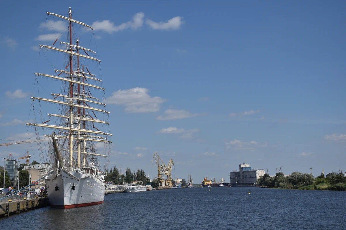 Już w ten weekend w Szczecinie finał imprezy Żagle 2021. Gotowość ugoszczenia jednostek i ich załóg wyraziły trzy porty: Tallin, Kłajpeda i Szczecin. Żaglowce i jachty wyruszyły w rejs po Bałtyku, a turyści zaplanowali wizyty w portach, w których zatrzymywały się m.in. STS Fryderyk Chopin, Dar Młodzieży, Zawisza Czarny czy Pogoria. Ostatnim z nich będzie Szczecin. W weekend w stolicy Pomorza Zachodniego żeglarze będą świętować zakończenie regat i przyjmować na swoich pokładach gości. 