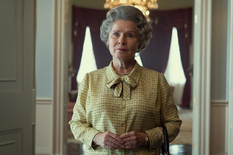 Netflix zaprezentował pierwsze zdjęcie Imeldy Staunton jako królowej Elżbiety II z piątego sezonu serialu "The Crown".  