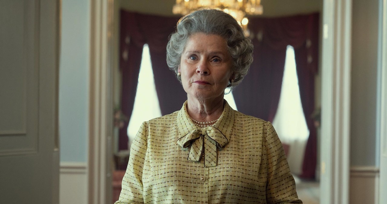 Netflix zaprezentował pierwsze zdjęcie Imeldy Staunton jako królowej Elżbiety II z piątego sezonu serialu "The Crown".  