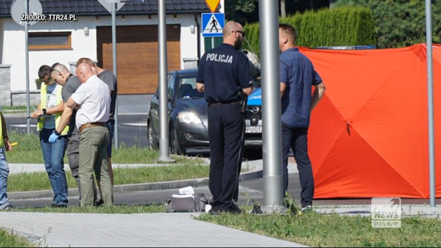 "Na trawniku przy ulicy Konwaliowej w osiedlu nowych domów w Kleczewie leży człowiek" - brzmiało zgłoszenie na numer 112. Chwilę później na miejscu był patrol. Niestety, na ratunek osiemnastolatka było już za późno. Podejrzanym w tej sprawie jest kolega, z którym zmarły spędził poprzednią noc. Materiał dla "Wydarzeń" przygotował Jacek Gasiński.