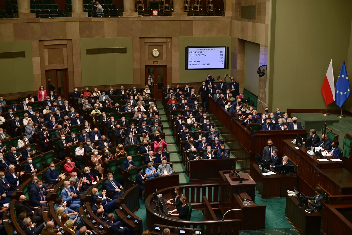 W piątkowy wieczór w Dzienniku Ustaw opublikowane zostało rozporządzenie prezydenta Andrzeja Dudy wprowadzające podwyżki m.in. dla premiera, marszałków Sejmu i Senatu, członków rządu, posłów i senatorów. Od 1 sierpnia szef rządu i marszałkowie zarabiać będą ponad 20 tysięcy złotych miesięcznie, posłowie: po 12 tysięcy złotych.