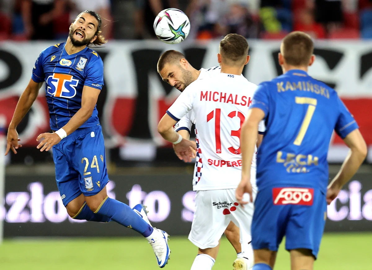 Górnik Zabrze przegrał na własnym stadionie z Lechem Poznań 1:3 w meczu drugiej kolejki Ekstraklasy. W zespole Górnika zadebiutował 130-krotny reprezentant Niemiec, mistrz świata z 2014 roku Lukas Podolski. Z trybun spotkanie obejrzało pond 18 tysięcy widzów.