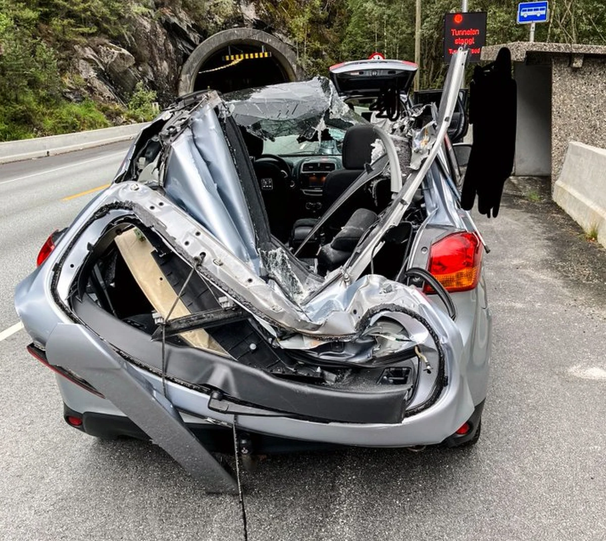 Mieszkający w Norwegii 41-letni Polak cudem ocalał, gdy w tunelu na jego samochód spadł ważący tonę kamień. Kierowca był milimetry od śmierci - stwierdza w wyemitowanym w piątek materiale norweska telewizja NRK.