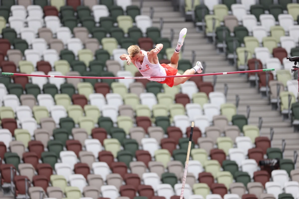 Piotr Lisek przyznał, że faworyt i rekordzista świata Szwed Armand Duplantis wydaje się poza konkurencją przed finałem skoku o tyczce w igrzyskach w Tokio. "Jest w piekielnej formie. Bijemy się o drugie-trzecie miejsce" - zaznaczył Polak po sobotnich eliminacjach.