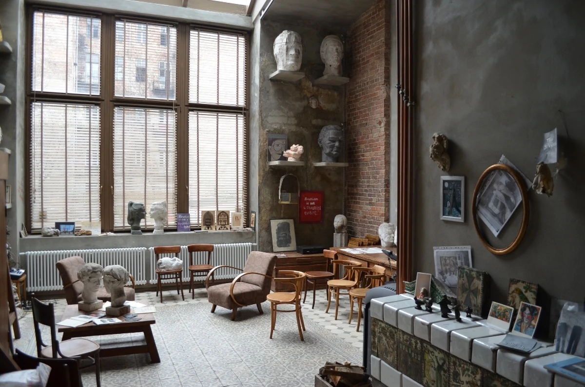 W dniu 77. rocznicy wybuchu powstania warszawskiego w Faktach RMF FM mówimy o pracowni Karola Tchorka, twórcy słynnych tablic, stawianych od początku lat 50., które upamiętniają między innymi miejsca ulicznych egzekucji dokonywanych przez okupanta w Warszawie podczas II wojny światowej.