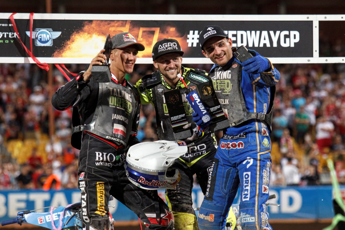 Bartosz Zmarzlik wygrał żużlową Grand Prix Polski we Wrocławiu. Drugie miejsce zajął Maciej Janowski, a trzeci był Rosjanin Artiom Łaguta. Liderem klasyfikacji mistrzostw po trzech turniejach pozostał Janowski. W sobotę kolejne zawody na Stadionie Olimpijskim.