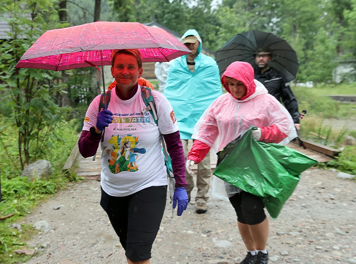 Za nami 10. finał akcji "Czyste Tatry". Ponad 1,5 tysiąca wolontariuszy wyruszyło w sobotę na tatrzańskie szlaki, by je posprzątać. Nie przeszkadzał im deszcz ani burze. 