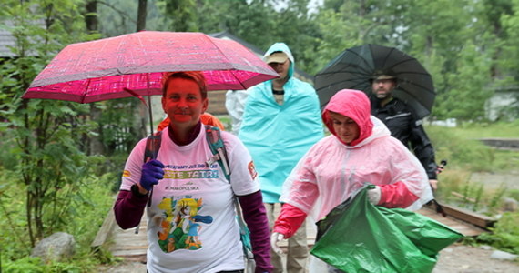 Za nami 10. finał akcji "Czyste Tatry". Ponad 1,5 tysiąca wolontariuszy wyruszyło w sobotę na tatrzańskie szlaki, by je posprzątać. Nie przeszkadzał im deszcz ani burze. 