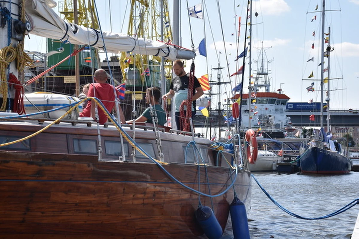 Najpiękniejsze polskie żaglowce – ale nie tylko – można podziwiać w ten weekend w Szczecinie: trwa tam właśnie finał regat bałtyckich Żagle 2021! Przy Wałach Chrobrego i Łasztowni zacumowały m.in. dwumasztowy STS Fryderyk Chopin, Zawisza Czarny, Dar Młodzieży, Kapitan Borchardt i Pogoria, jest także Sztandart: replika rosyjskiej fregaty z 1703 roku.