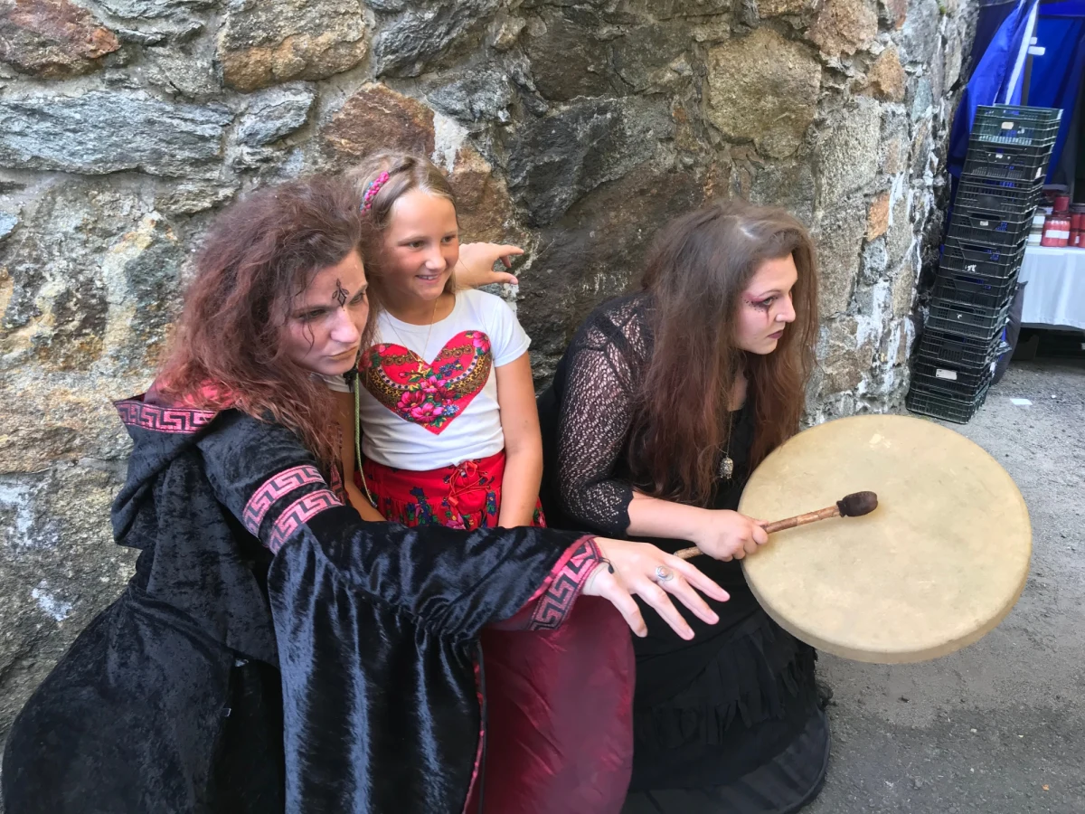 Walki czarownic, warsztaty zdobienia różdżek, pokazy sów czy iluzjonisty: to tylko niektóre z atrakcji, jakie czekały w ten weekend na odwiedzających Zamek Czocha na Dolnym Śląsku!