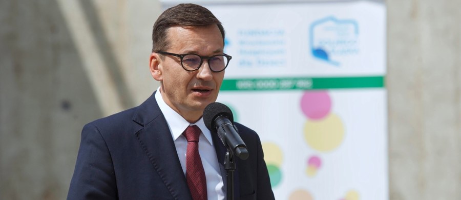 "Nie ma tutaj niczego nadzwyczajnego - tylko potraktowanie parlamentarzystów tak, jak każdej innej grupy zawodowej" – tak premier Mateusz Morawiecki skomentował we Wrocławiu podpisane przez prezydenta Andrzeja Dudę rozporządzenie ws. podwyżek obejmujące m.in. posłów i senatorów. "Zakładany wzrost wynagrodzeń (...) jest taki, jak w ostatnich 5 latach średni wzrost wynagrodzeń w gospodarce narodowej, średni wzrost wynagrodzeń w przedsiębiorstwach, usługach, w różnych sektorach gospodarki" – przekonywał szef rządu. 