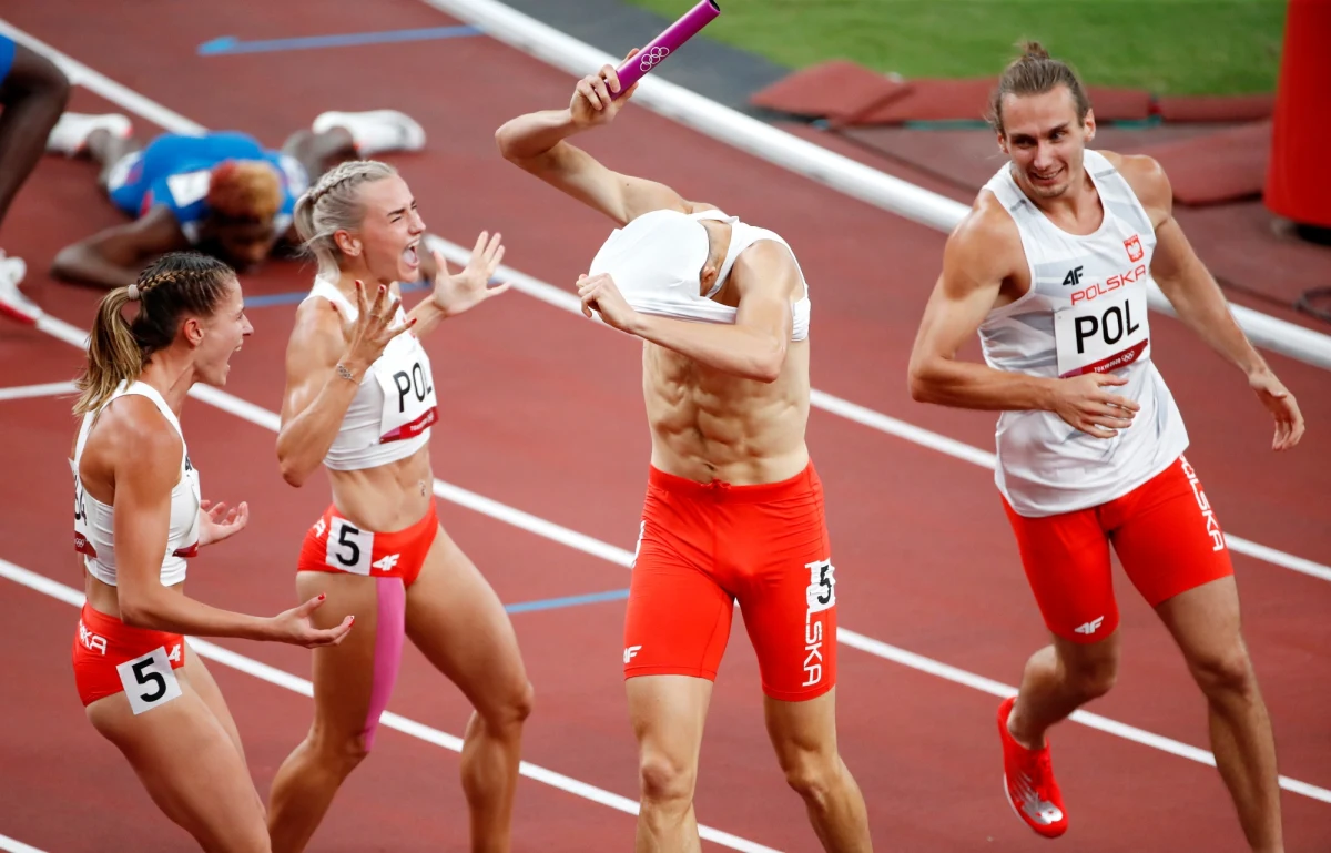 „Jak Kajtek dobiegł, wszyscy krzyczeliśmy. (…) Mam zdarte gardło” – cieszyła się Natalia Kaczmarek po zdobyciu przez polską sztafetę mieszaną 4x400 m złotego medalu igrzysk olimpijskich w Tokio. Justyna Święty-Ersetic podkreślała, że medal jest sukcesem nie tylko czwórki, która pobiegła w finale – byli to Karol Zalewski, Kaczmarek, Święty-Ersetic i Kajetan Duszyński – ale również trojga zawodników, którzy startowali w eliminacjach: Igi Baumgart-Witan, Małgorzaty Hołub-Kowalik i Dariusza Kowaluka. „Jest to cos rewelacyjnego! (...) Miejmy nadzieję, że rozwiązaliśmy ten lekkoatletyczny worek i medale będą teraz same do niego wpadały” – podkreślała.