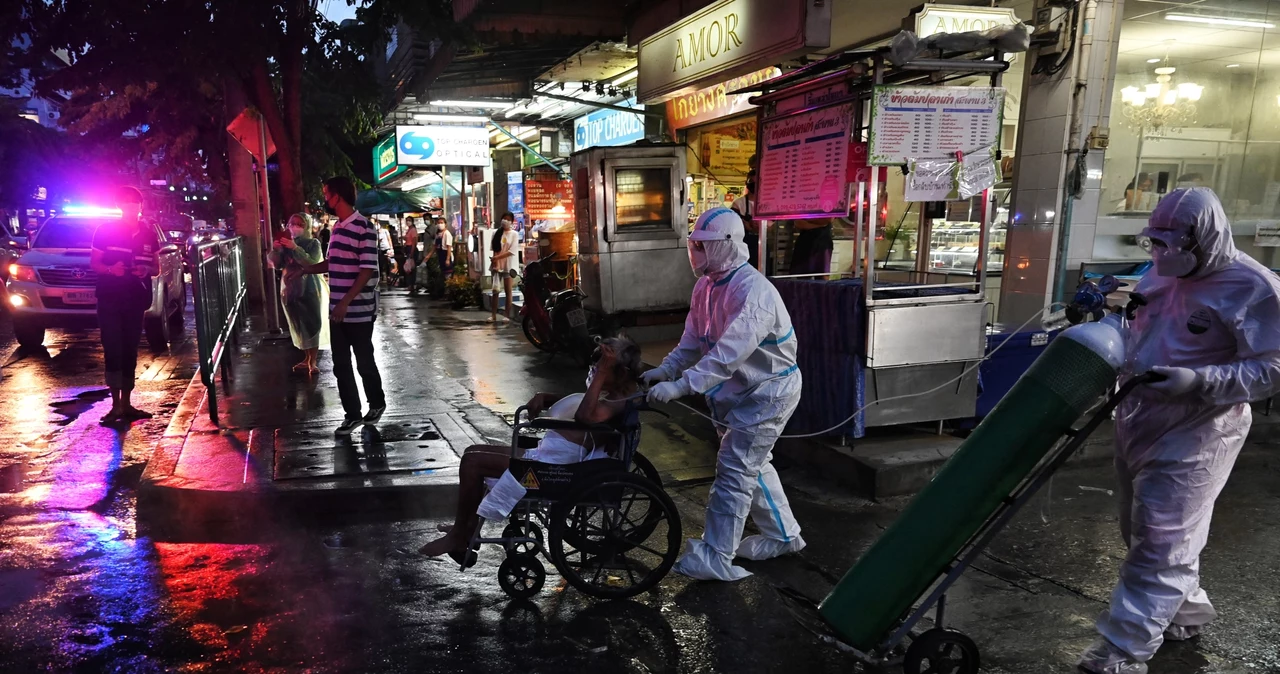 Bangkok, służby medyczne i pacjent zakażony sARS-CoV-2