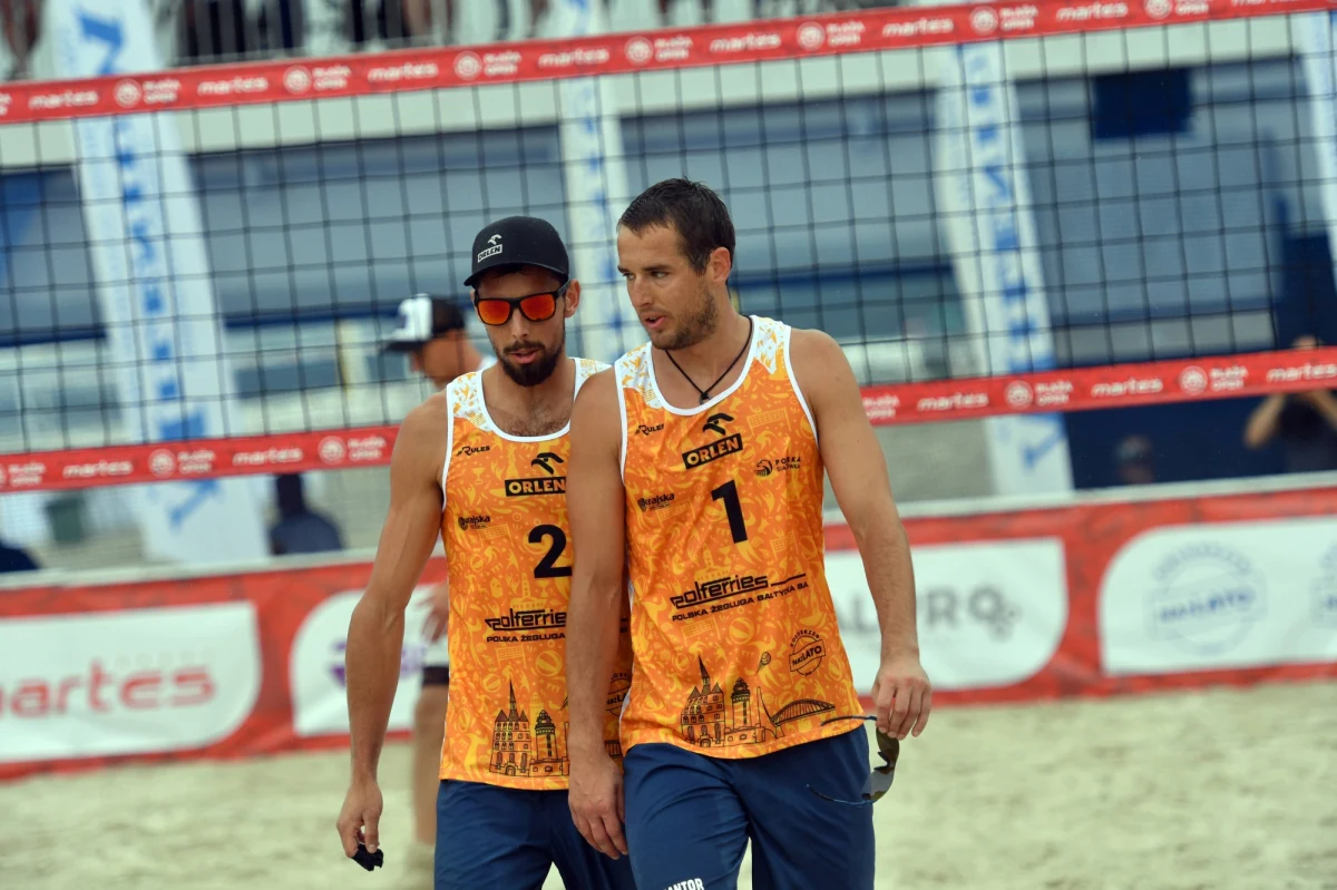 Piotr Kantor i Bartosz Łosiak żegnają się z igrzyskami olimpijskimi w Tokio: w meczu barażowym o awans do 1/8 finału turnieju siatkarzy plażowych Polacy przegrali z Hiszpanami Pablo Herrerą i Adrianem Gavirą 1:2 (29:31, 21:19, 7:15).