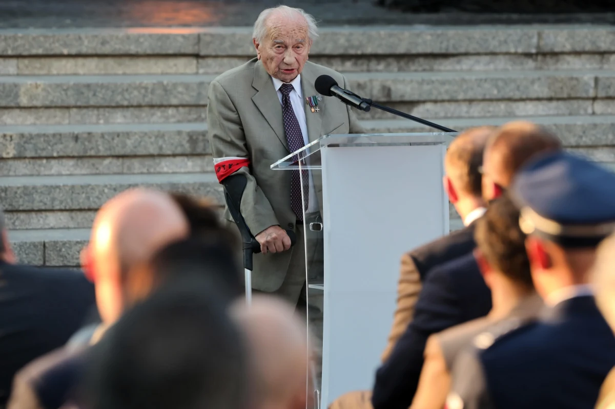 "My, powstańcy naszym bogatym wieloletnim doświadczeniem z całym przekonaniem możemy powiedzieć, że bez wolności i suwerenności życie człowieka jest niezmiernie trudne i ciężkie" - mówił w czasie uroczystości w przeddzień 77. rocznicy wybuchu Powstania Warszawskiego Jerzy Józef Mindziukiewicz, ps. "Jur" - Powstaniec Warszawski. "Apelujemy więc do wszystkich młodych, aktywnych ludzi: dbajcie i walczcie o te wartości" - dodał.