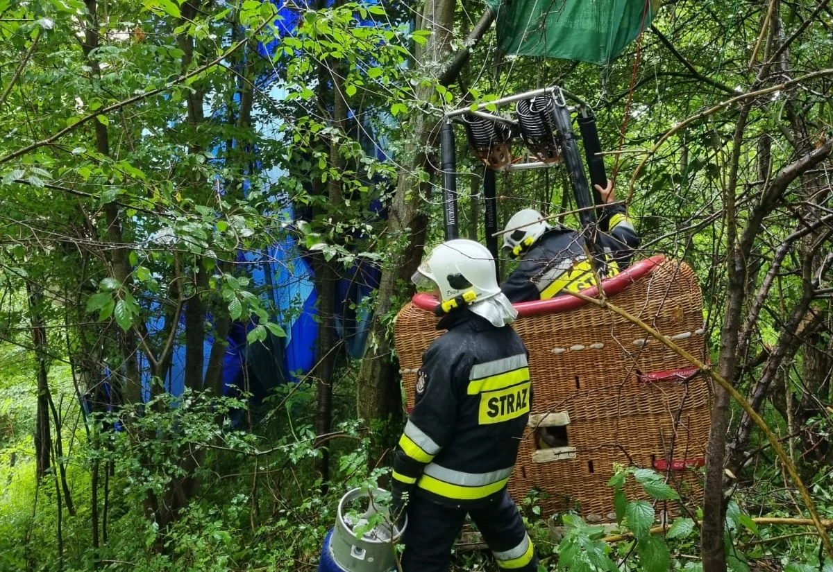 Awaryjne lądowanie balonu w małopolskiej Szlachtowej koło Szczawnicy. Ucierpiała jedna osoba, która wypadła z gondoli.
