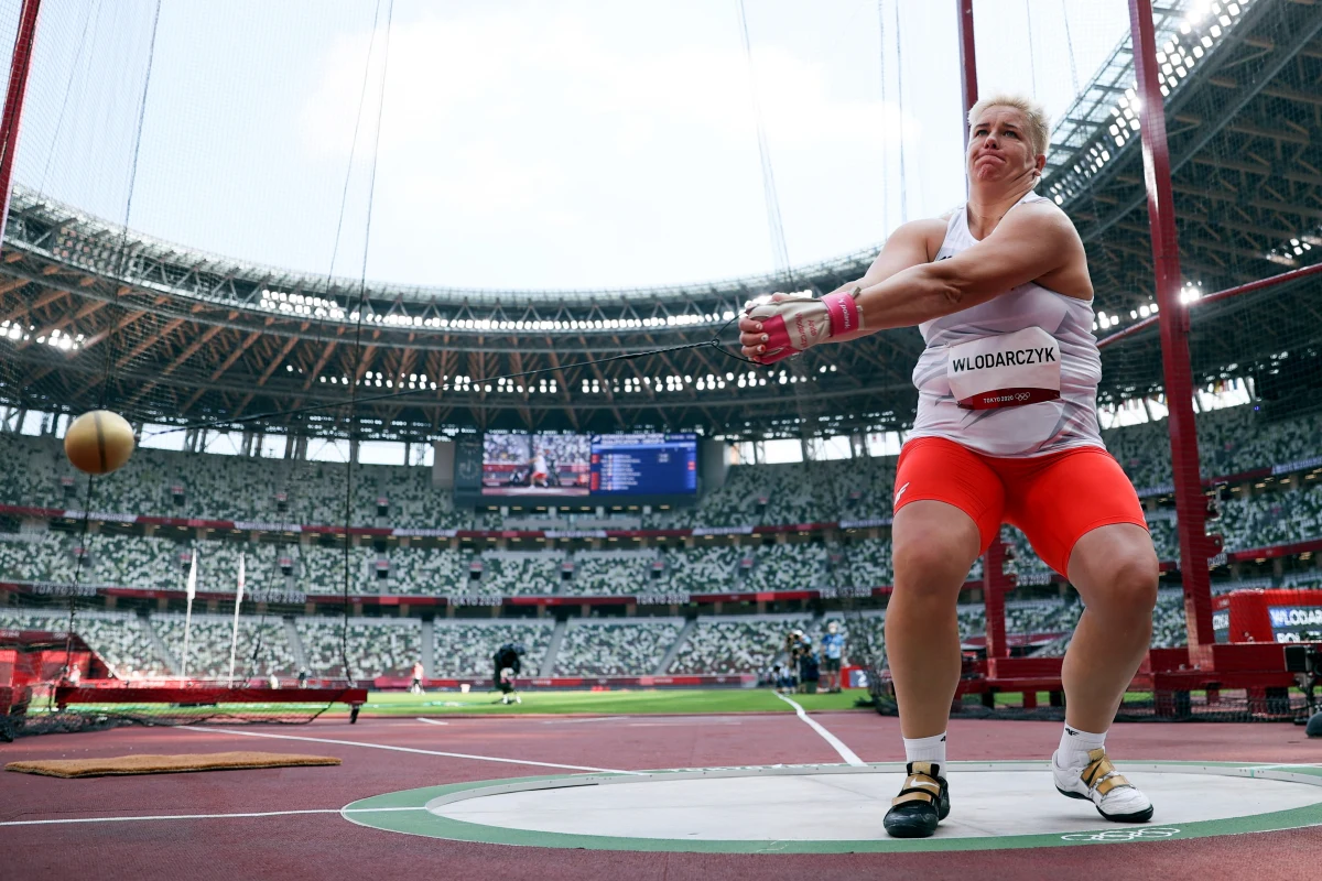 Karol Zalewski, Natalia Kaczmarek, Justyna Święty-Ersetic i Kajetan Duszyński odebrali na Stadionie Olimpijskim w Tokio złote medale za triumf w sztafecie mieszanej 4x400 metrów. Po raz pierwszy w tych igrzyskach rozbrzmiał Mazurek Dąbrowskiego. Polscy siatkarze pokonali Kanadę 3:0 (25:15, 25:21, 26:16) i zajęli pierwsze miejsce w grupie A turnieju olimpijskiego. Było to czwarte zwycięstwo w pięciu meczach podopiecznych Vitala Heynena, którzy w ćwierćfinale zmierzą się z czwartym zespołem grupy B. 40 stopni Celsjusza wskazywał termometr ustawiony 50 metrów od linii mety na Stadionie Olimpijskim w Tokio przed południem w niedzielę, najcieplejszym dotychczas dniu igrzysk. Przy wilgotności na poziomie 60 procent to właśnie pogoda była największym rywalem sportowców. Zmagania Polaków śledziliśmy na bieżąco na RMF24: zobaczcie naszą relację!