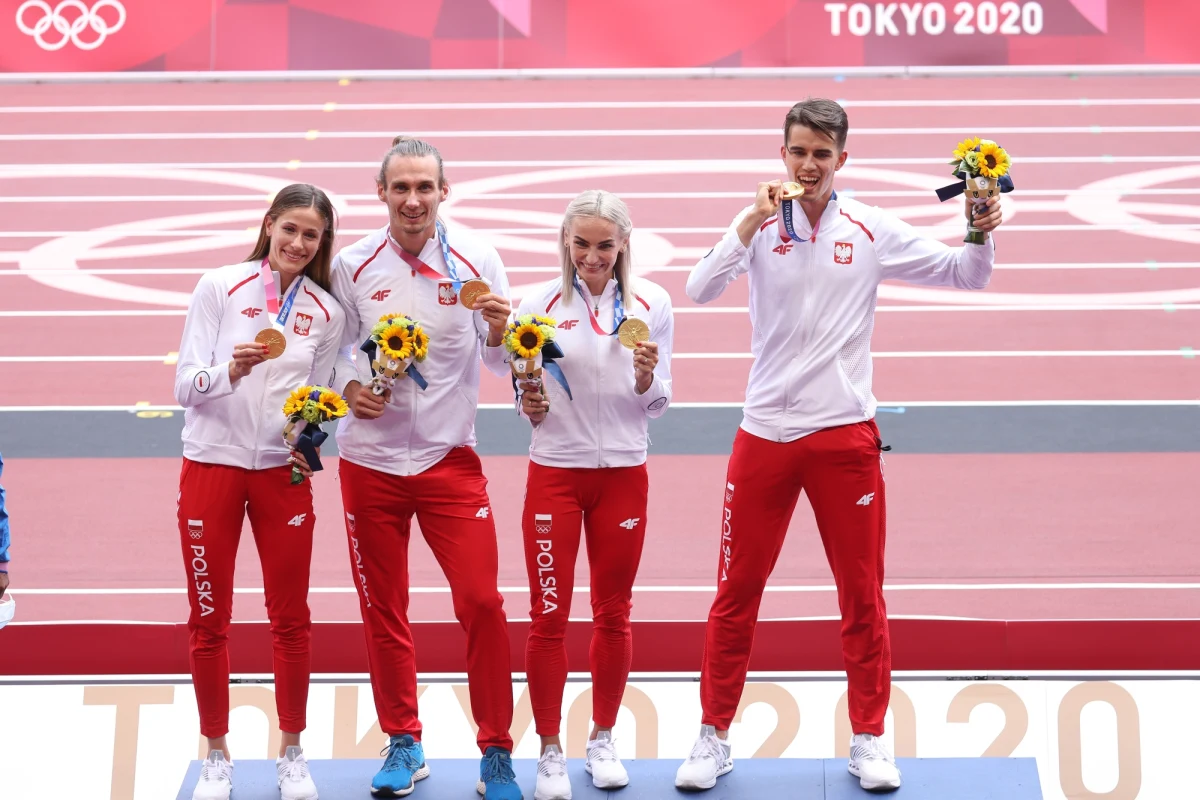 Karol Zalewski, Natalia Kaczmarek, Justyna Święty-Ersetic i Kajetan Duszyński, którzy pobiegli w finale, na Stadionie Olimpijskim w Tokio odebrali złote medale za sobotni triumf w sztafecie mieszanej 4x400 metrów. Po raz pierwszy w tych igrzyskach rozbrzmiał Mazurek Dąbrowskiego.