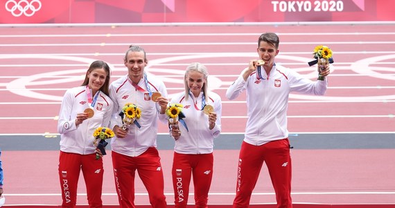 Karol Zalewski, Natalia Kaczmarek, Justyna Święty-Ersetic i Kajetan Duszyński, którzy pobiegli w finale, na Stadionie Olimpijskim w Tokio odebrali złote medale za sobotni triumf w sztafecie mieszanej 4x400 metrów. Po raz pierwszy w tych igrzyskach rozbrzmiał Mazurek Dąbrowskiego.