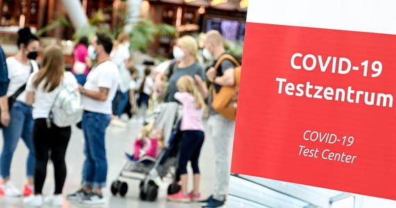 Początek obowiązywania nowych zasad dla podróżnych przy wjeździe do Niemiec - wszystkie osoby są odtąd zobowiązane do posiadania dowodu szczepienia lub nabytej odporności albo testu na obecność koronawirusa z negatywnym wynikiem. Wcześniej wymóg ten obowiązywał tylko pasażerów linii lotniczych.