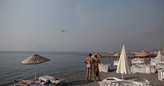 Wczasowiczów ewakuowano z plaż łodziami ratunkowymi, gdy pożary lasów zagroziły hotelom w kurorcie Bodrum na Morzu Egejskim. Jak podały tureckie media, do statków straży przybrzeżnej dołączyły prywatne łodzie i jachty, aby zapewnić turystom bezpieczeństwo.