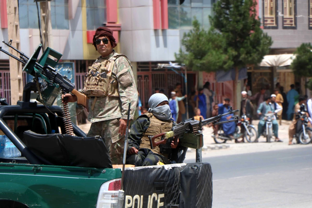 Talibowie wkroczyli do części Heratu, Lashkar Gah i Kandaharu próbując odbić je od sił rządowych. Odkąd ogłoszono, że prawie wszystkie obce wojska odejdą z Afganistanu do września, talibowie osiągnęli szybkie zwycięstwa na obszarach wiejskich. Ale los tych kluczowych miast może być decydujący w obliczu obaw o kryzys humanitarny i o to, jak długo siły rządowe będą w stanie wytrzymać - pisze BBC.