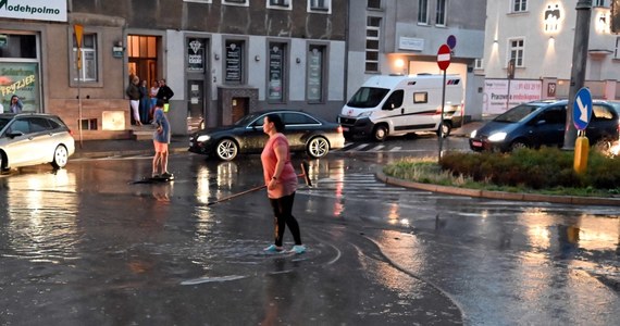 Rządowe Centrum Bezpieczeństwa wydało alert dla sporej części Polski. Spodziewane są tam ulewy i burze z gradem. Z kolei jak przekazała Małgorzata Tomczak z Instytutu Meteorologii i Gospodarki Wodnej, deszcz jest spodziewany niemal w całym kraju. W nocy temperatura spadnie do 12-17 stopni Celsjusza.