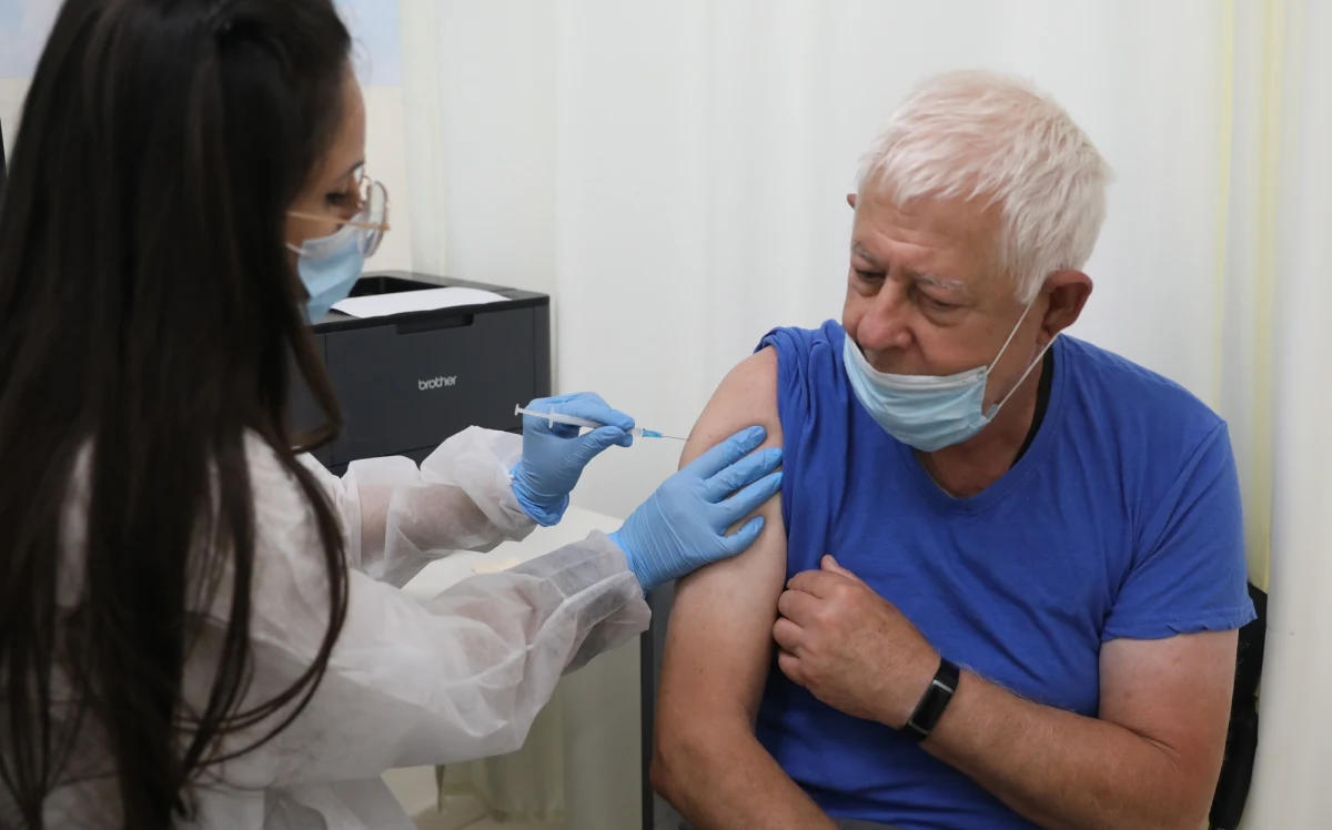 Pieniądze, bezpłatny bilet wstępu na basen i plażę oraz sos pomidorowy można otrzymać we Włoszech w nagrodę za zaszczepienie się przeciwko Covid-19. Inicjatywy mnożą się w całym kraju. Wszystko po to, by zachęcić do szczepienia jak najwięcej osób. 