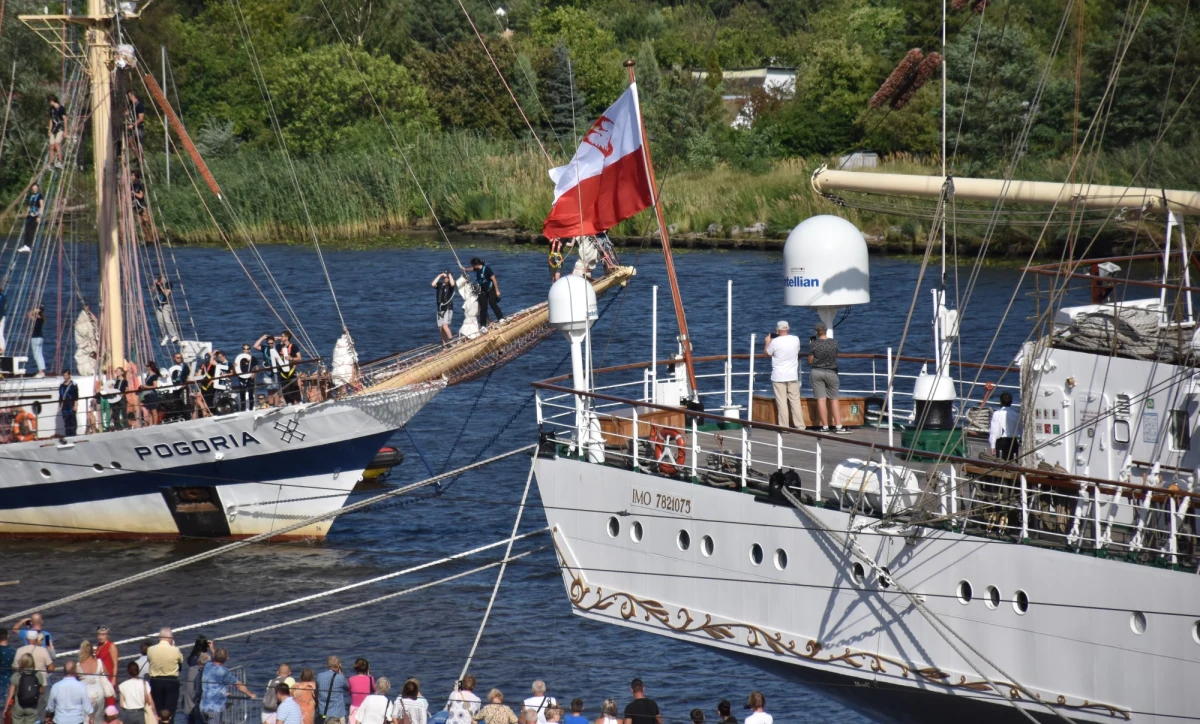 ​Trzeci dzień finału regat bałtyckich Żagle 2021 ponownie przyniósł piękną żeglarską pogodę. Stolice Pomorza Zachodniego od rana przeszywały promienie słońca, a szum zachodniego wiatru słychać było na takielunku żaglowców. Przy nabrzeżu na Wałach Chrobrego zacumowały Fryderyk Chopin, Zawisza Czarny, Kapitan Borchardt, hiszpańska Atyla, Dar Młodzieży, Brabander, Bonawentura czy wojskowy ORP Poznań. Można było zwiedzać pokłady części z nich.