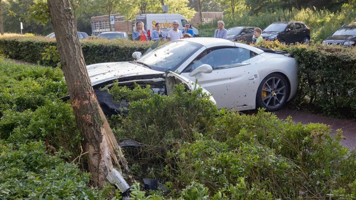 Kierowca wypożyczonego ferrari o wartości 250 tys. euro stracił panowanie nad pojazdem i uderzył w drzewo w miejscowości Eemnes w Holandii. Auto zostało poważnie uszkodzone - poinformowały holenderskie media.