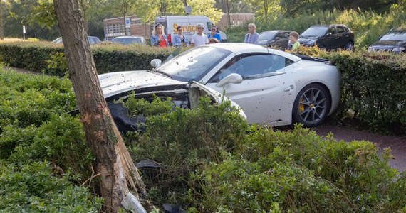 Kierowca wypożyczonego ferrari o wartości 250 tys. euro stracił panowanie nad pojazdem i uderzył w drzewo w miejscowości Eemnes w Holandii. Auto zostało poważnie uszkodzone - poinformowały holenderskie media.