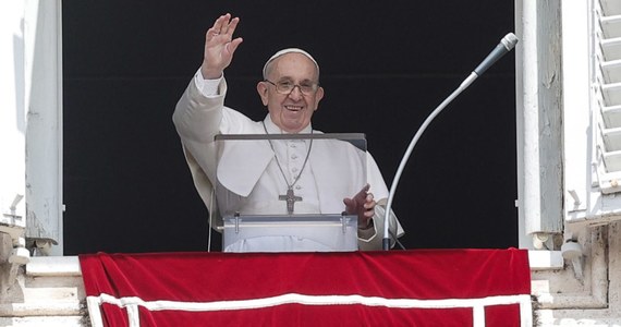 Papież Franciszek powiedział w niedzielę, że "społeczeństwo, które przedkłada interesy nad ludzi, nie rodzi życia". "Kiedy staramy się zaspokoić przede wszystkim nasze potrzeby, narażamy się na ryzyko wykorzystywania innych osób i sytuacji dla naszych celów" - mówił.