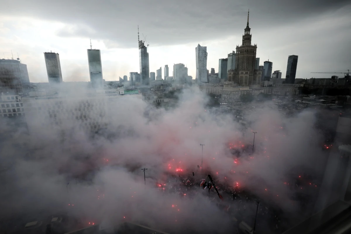 Dokładnie 77 lat temu, 1 sierpnia 1944 roku, wybuchło Powstanie Warszawskie: największa akcja zbrojna podziemia w okupowanej przez Niemców Europie. O siedemnastej, w Godzinę W, w Warszawie i w całym kraju rozbrzmiały syreny: Polska oddała hołd bohaterom powstańczego zrywu.