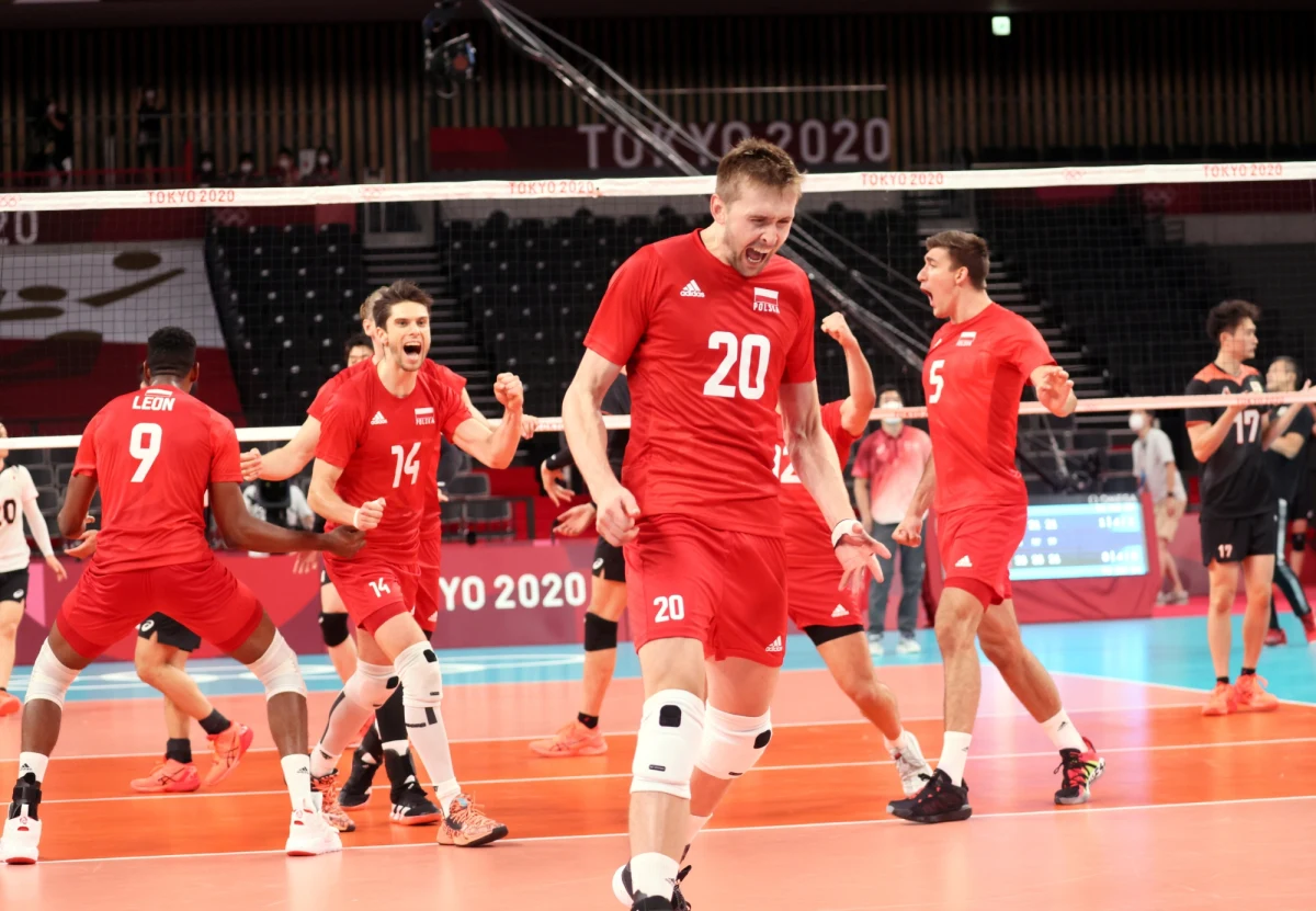 Na pierwszym miejscu w grupie A zakończyli polscy siatkarze tę rundę turnieju olimpijskiego w Tokio. W swoim ostatnim meczu fazy grupowej biało-czerwoni pokonali 3:0 Kanadę. W ćwierćfinale zmierzą się we wtorek z Francją. Sensacyjnie z rywalizacją pożegnali się natomiast siatkarze Stanów Zjednoczonych: zadecydował o tym ostatni mecz w grupie B, w którym Amerykanie przegrali z Argentyną 0:3. Wieczorem poznaliśmy pełną listę par ćwierćfinałowych i terminarz meczów: zobaczcie!