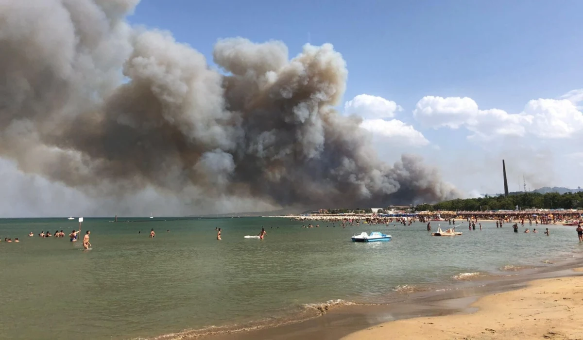 Gigantyczne pożary szaleją w rejonie włoskiego miasta Pescara nad Adriatykiem: żywioł ogarnął tamtejsze domy i plaże. Wiadomo, że są ranni, dokładna ich liczba nie jest jednak na razie znana. Władze regionu Abruzja zaapelowały do rządu w Rzymie o przysłanie dodatkowych sił ratowników i sprzętu.