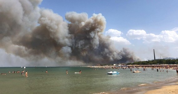 Gigantyczne pożary szaleją w rejonie włoskiego miasta Pescara nad Adriatykiem: żywioł ogarnął tamtejsze domy i plaże. Wiadomo, że są ranni, dokładna ich liczba nie jest jednak na razie znana. Władze regionu Abruzja zaapelowały do rządu w Rzymie o przysłanie dodatkowych sił ratowników i sprzętu.