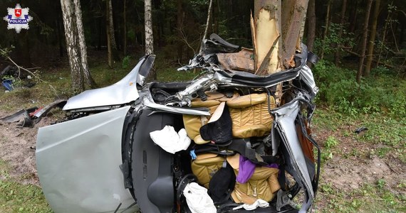 Tragiczny wypadek w miejscowości Borki w powiecie radzyńskim. Do zdarzenia doszło wczoraj - 1 sierpnia - po południu. Ze wstępnych ustaleń wynika, że kierujący audi 20-latek stracił panowanie nad pojazdem, zjechał z drogi i uderzył w drzewo. Zmarł na miejscu.